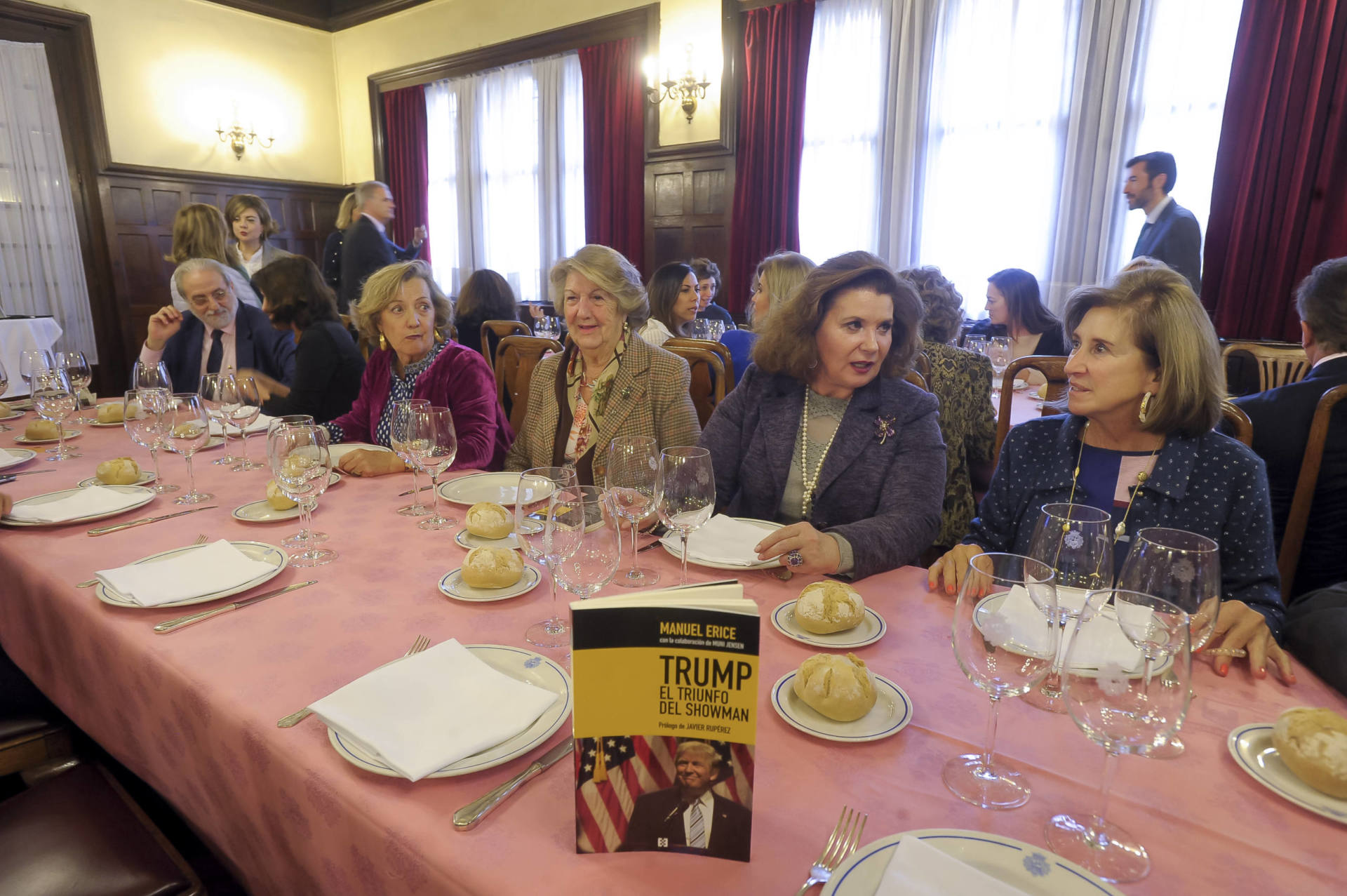 Presentación del libro de Manuel Erice y Muni Jensen 'Trump. El triunfo del showman' en Bilbao