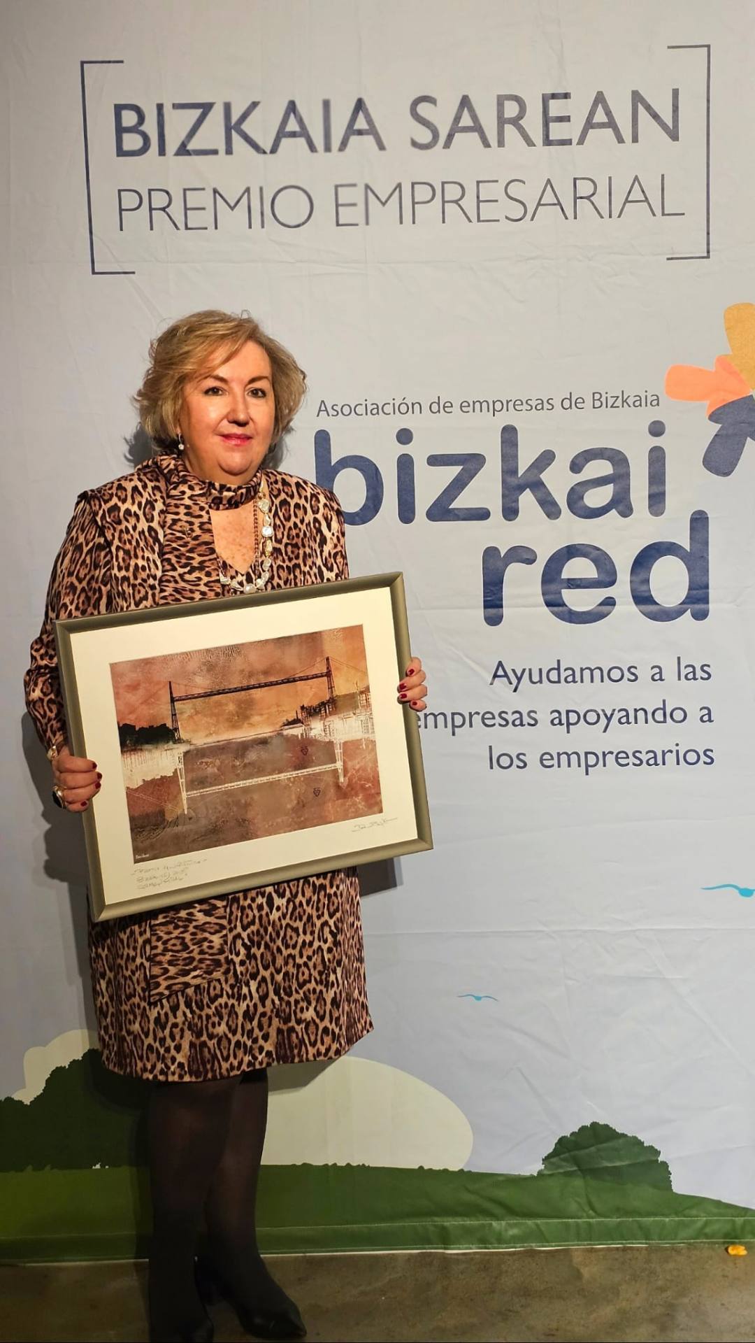 Carmen Miral recibiendo el premio honorifico Bizkaired
